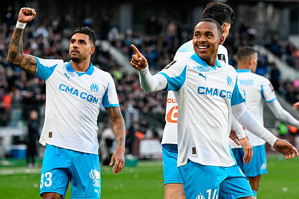 Marseille's Brazilian forward #14 Igor Paixao (R) celebrates scoring his team's first goal during the French L1 football match between Metz and Olympique de Marseille (OM) at the Stade Saint-Symphorien in Metz, eastern France on October 4, 2025. (Photo by Jean-Christophe VERHAEGEN / AFP) (Photo by JEAN-CHRISTOPHE VERHAEGEN/AFP via Getty Images)
